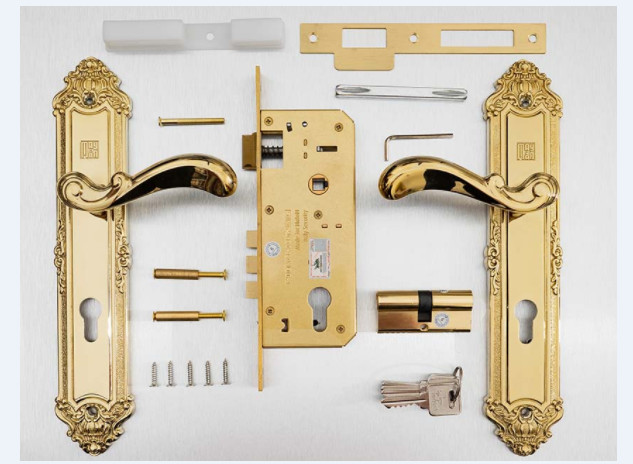 Phụ kiện cửa thép vân gỗ: Những lưu ý cần thiết khi lựa chọn