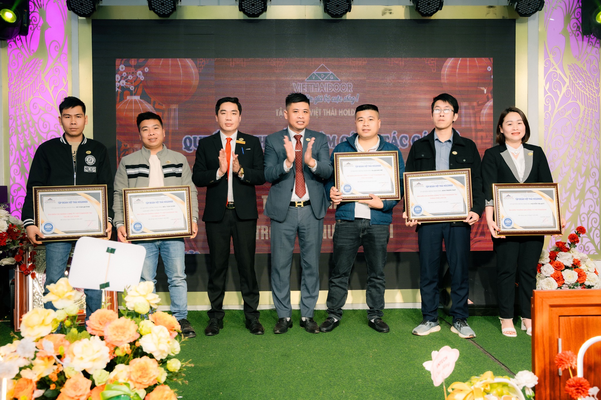 Đại lí cửa thép vân gỗ Việt Thái