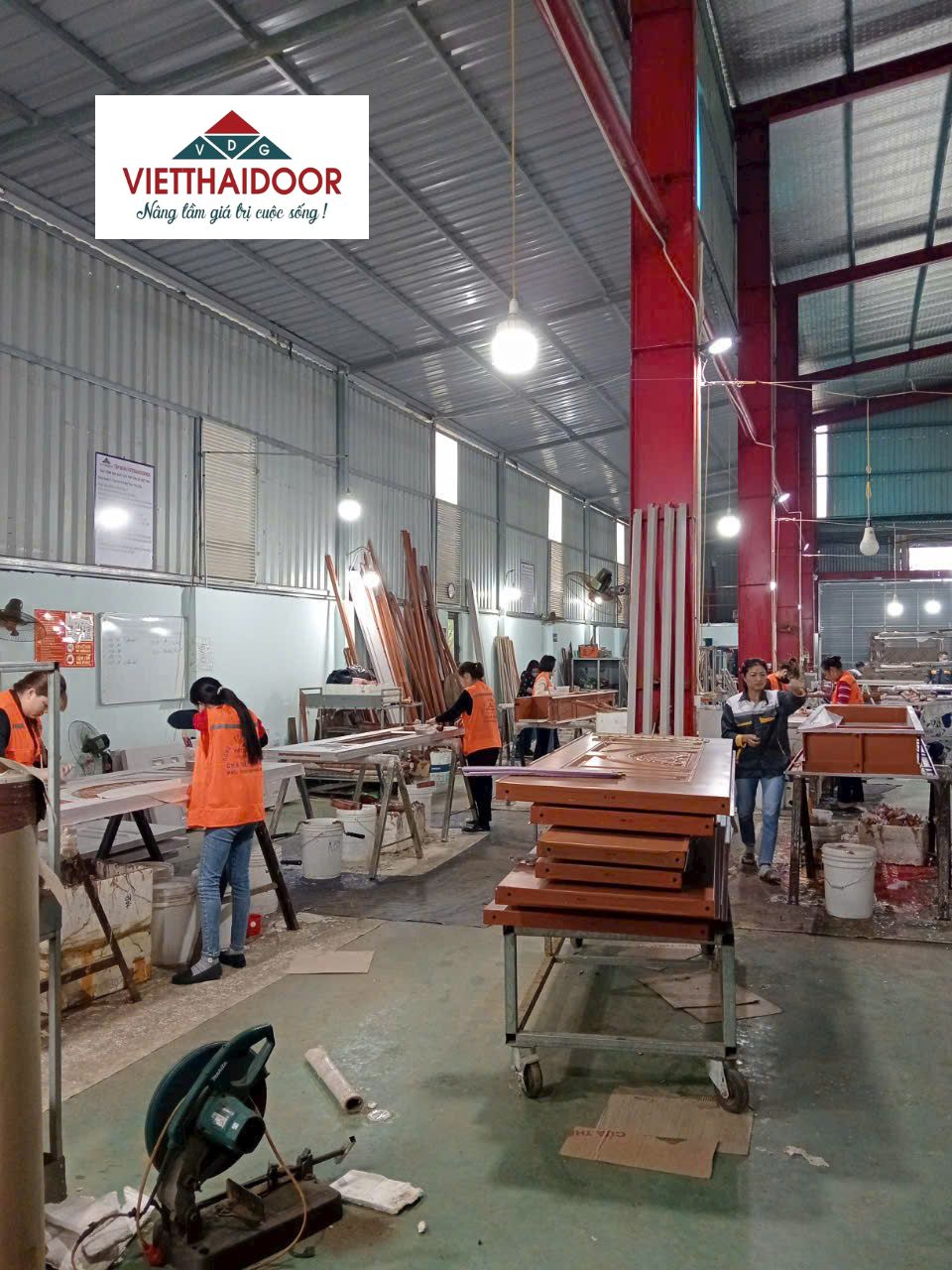 Vệ sinh cửa thép vân gỗ