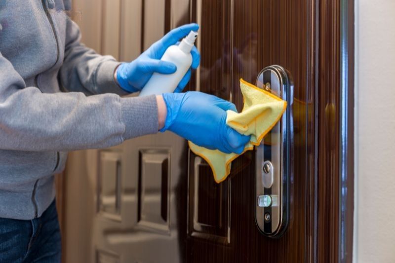 vệ sinh cửa thép vân gỗ